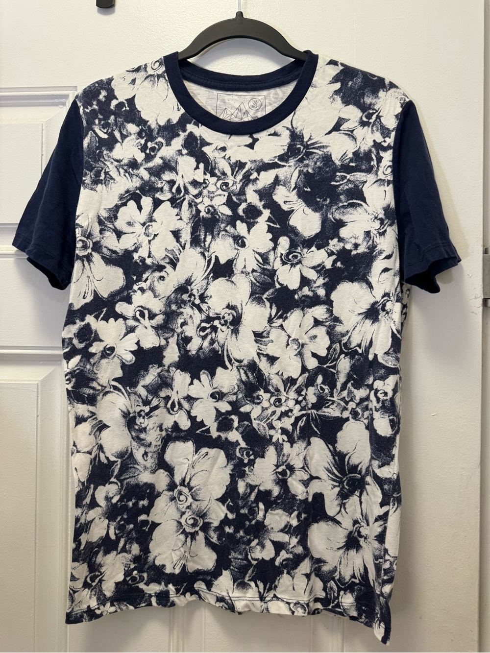 Fifth Sun Navy and White Floral Crewneck Tee 0283